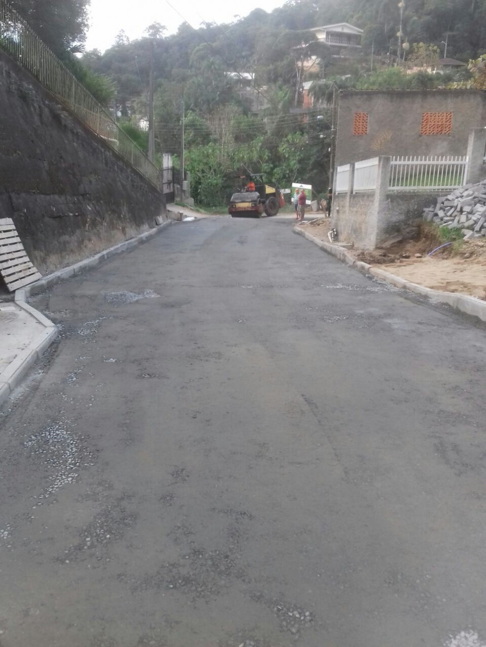 Evoluem as obras de pavimentação da Rua Augustinho Rodolfo da Silva