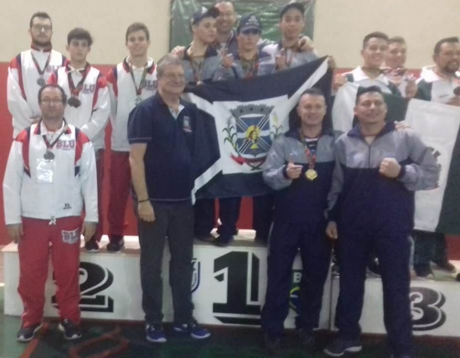 Primeiras medalhas de Blumenau nos Joguinhos Abertos vêm no karatê