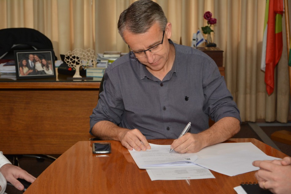 Prefeito assina termo para centralizar e desburocratizar ligação e religação de serviços públicos 