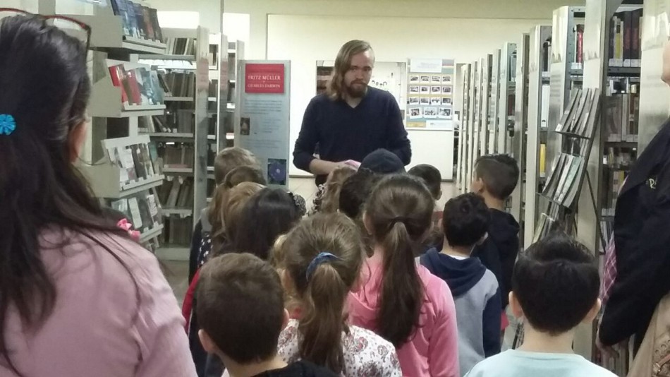 Programas de leitura levam estudantes à biblioteca