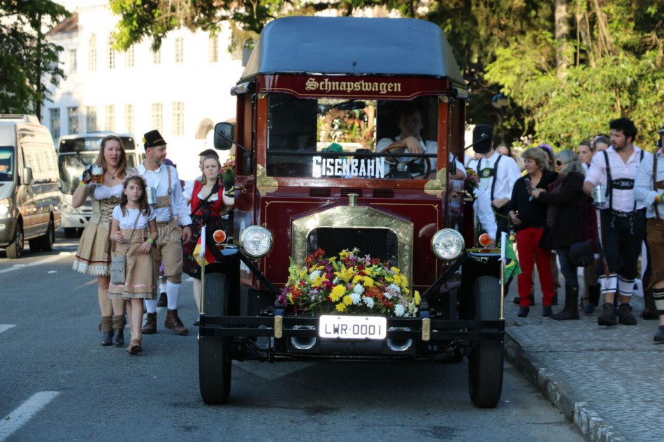 Fundação Cultural expõe carros alegóricos da Oktoberfest