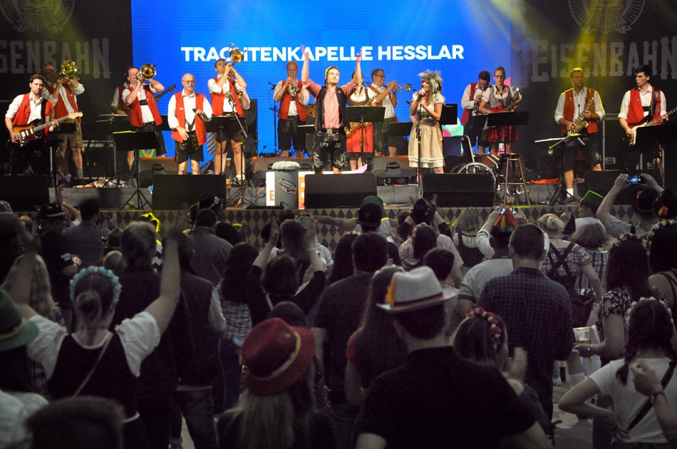 Segunda-feira de gratuidade na Oktoberfest registra recorde de público