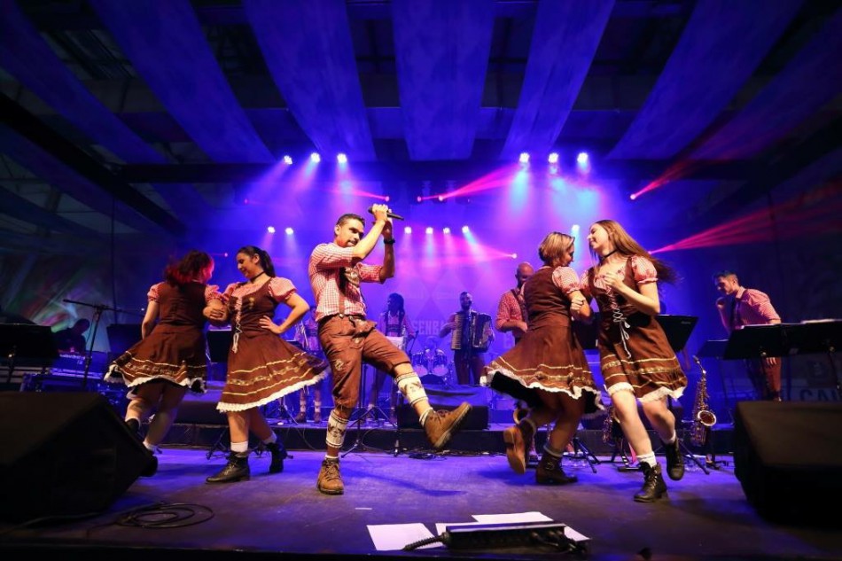 Mini Oktoberfest mantém tradição nas escolas