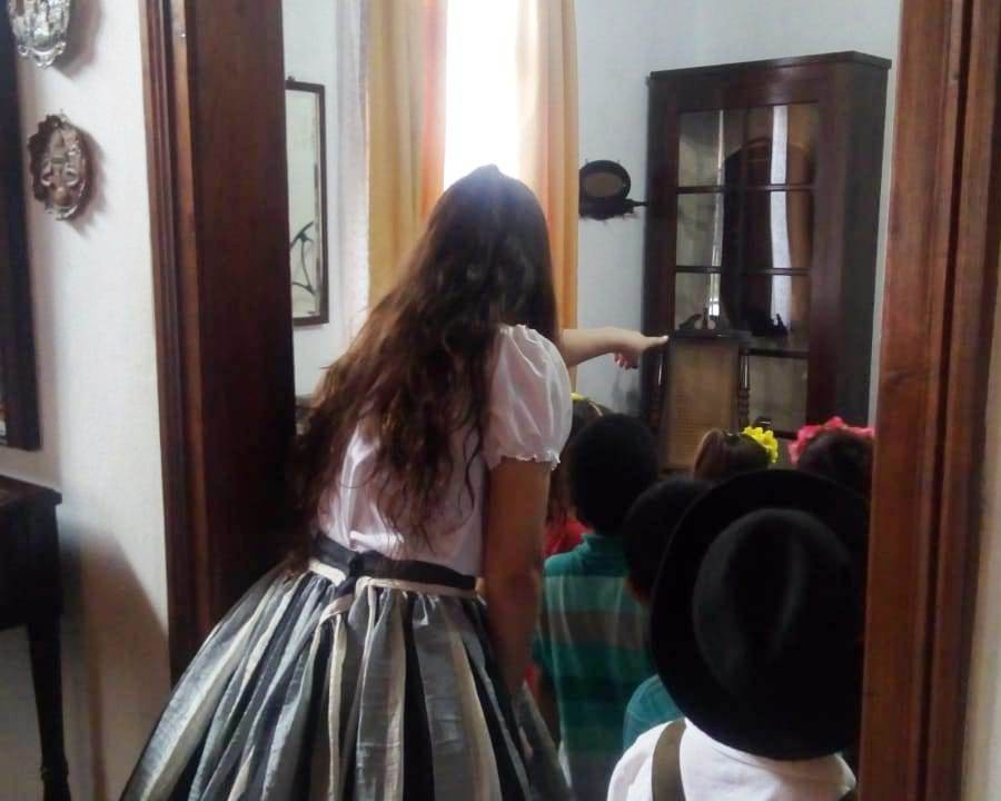 Crianças visitam o Museu da Família Colonial