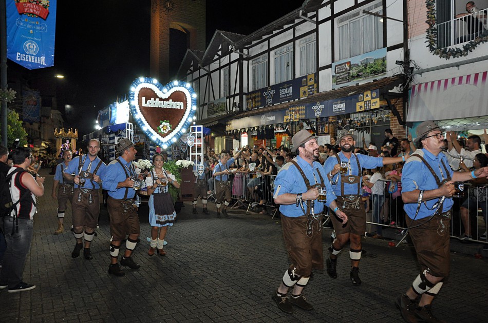 Saiba como fica o trânsito para o desfile da Oktoberfest desta quarta
