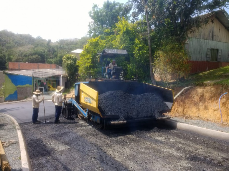Pavimentação da Rua Irmgard Carl está perto da conclusão 