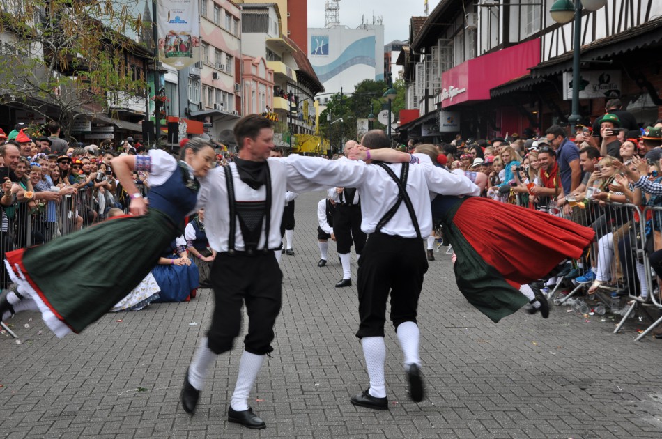 Trânsito na região central terá interdição para desfile deste sábado
