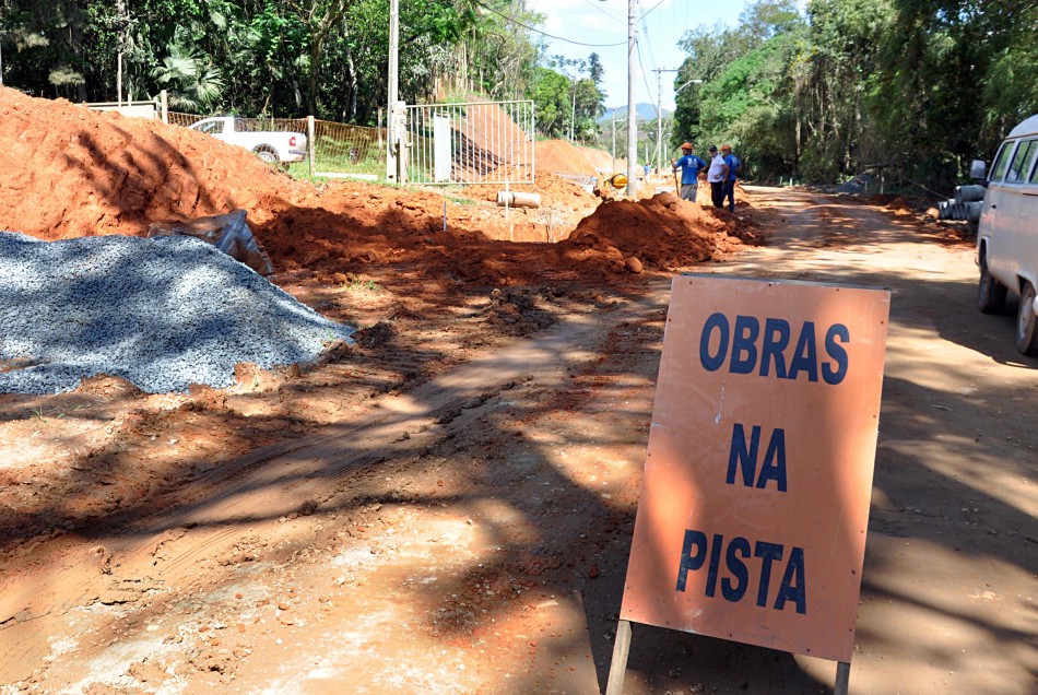 Terraplanagem e drenagem da Rua Arnold Hemmer estão sendo concluídas