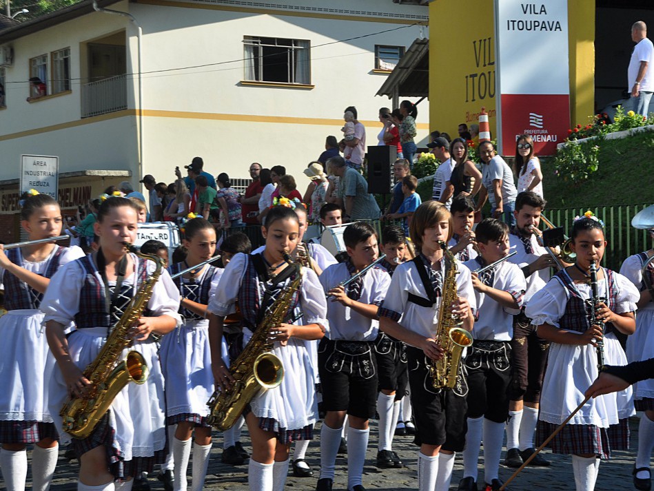 Vila Itoupava recebe desfile da Oktoberfest pelo segundo ano consecutivo