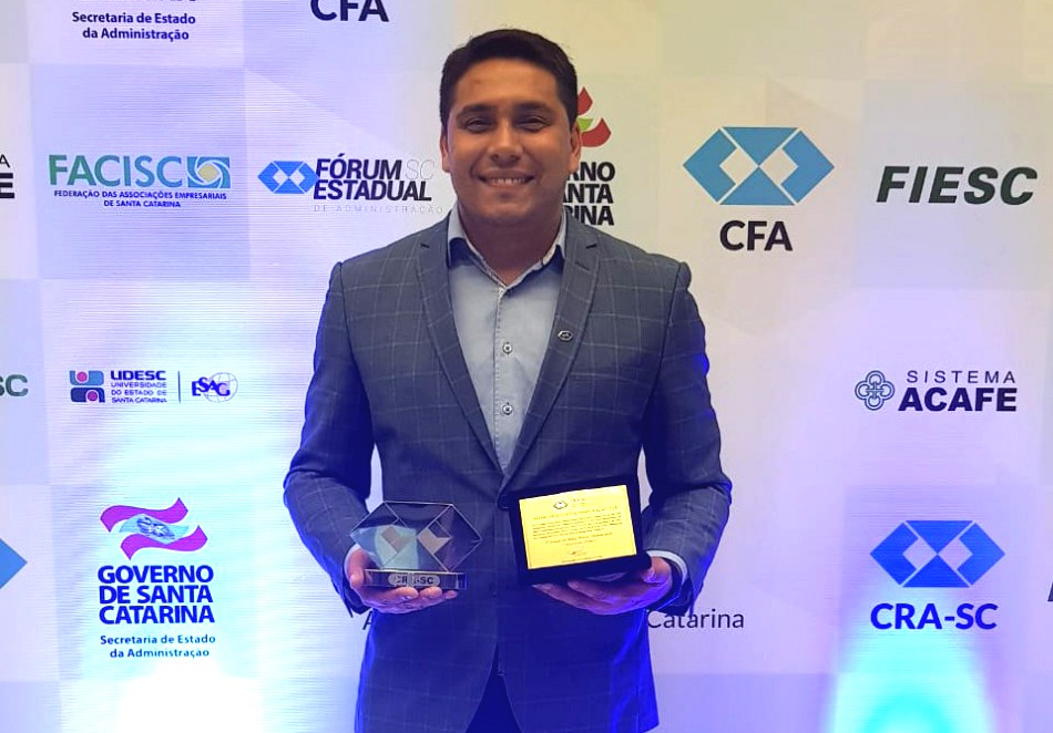 Prefeito Mário Hildebrandt vence prêmio de Mérito em Administração Pública
