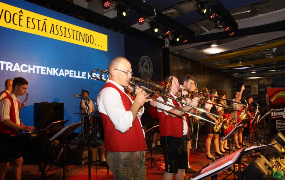 Bandas alemãs ditam o ritmo no sexto dia da Oktoberfest Blumenau 