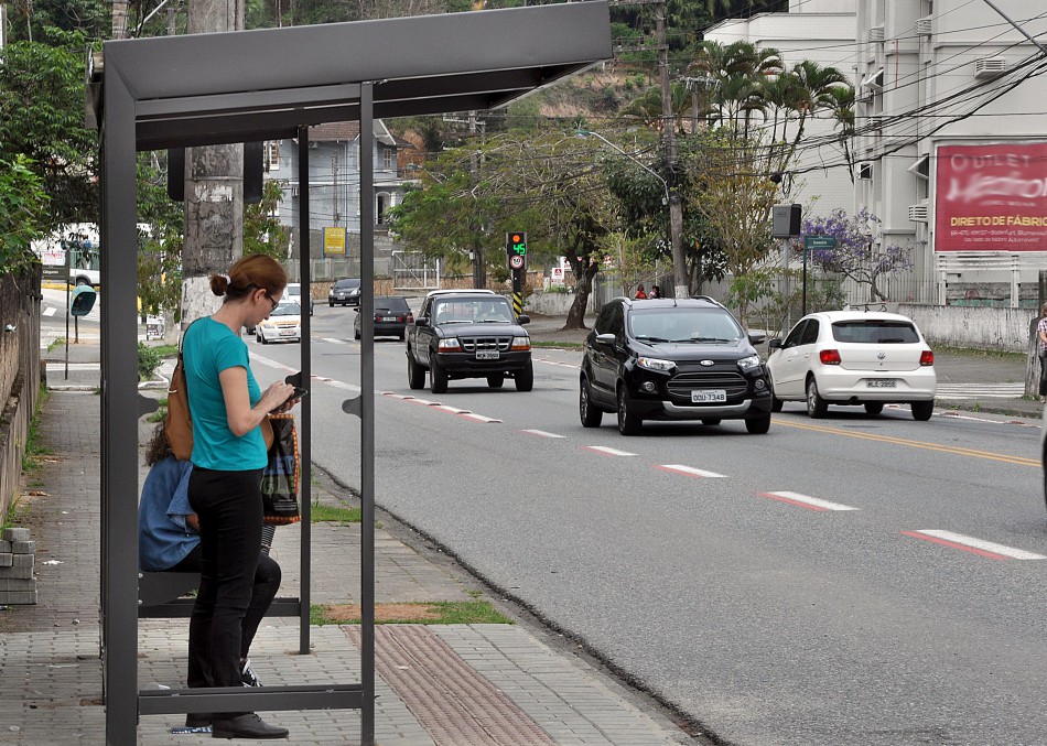 Instalação dos abrigos de ônibus prossegue em Blumenau