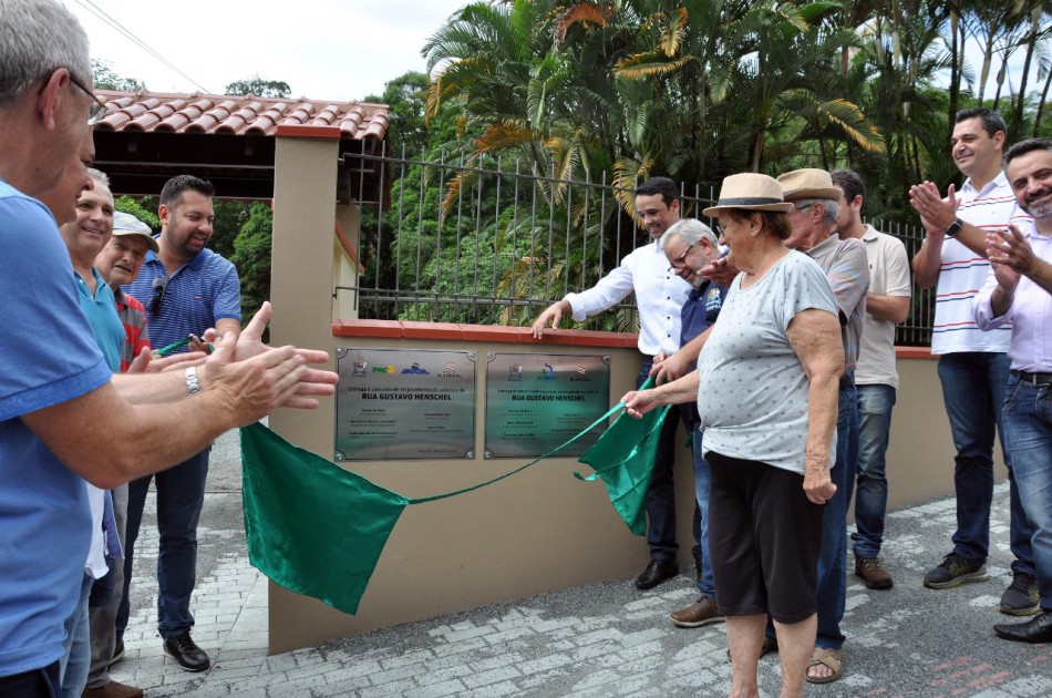 Pavimentações na Itoupavazinha e praça do Tribess são entregues