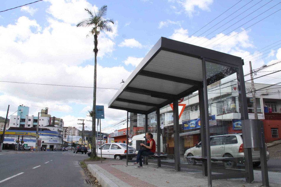 Instalação dos novos abrigos de ônibus deve ser concluída até fevereiro
