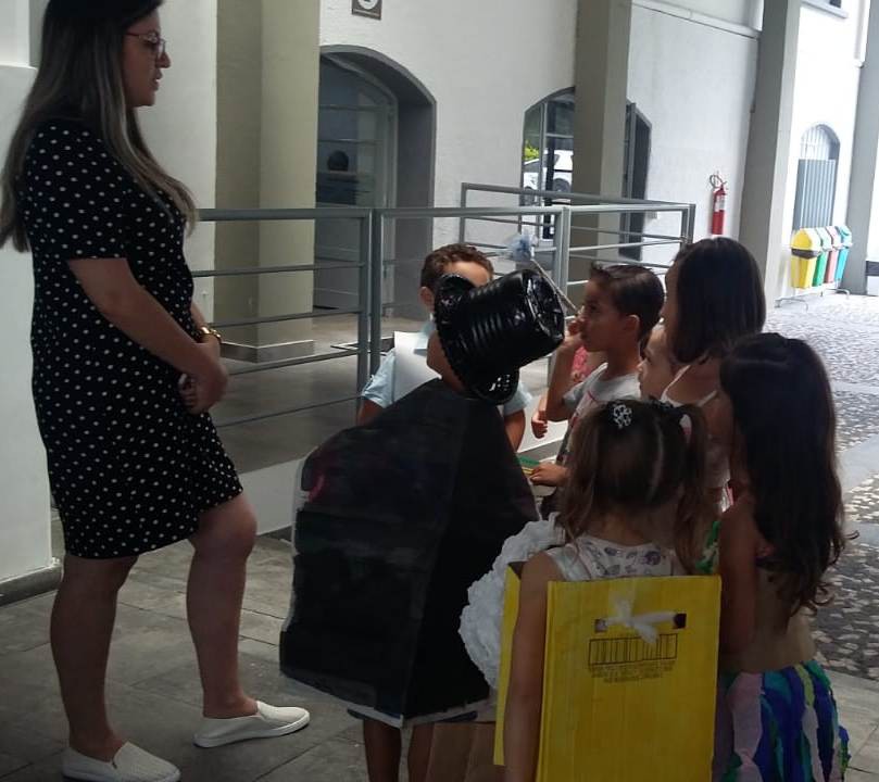 Crianças produzem roupas com materiais recicláveis