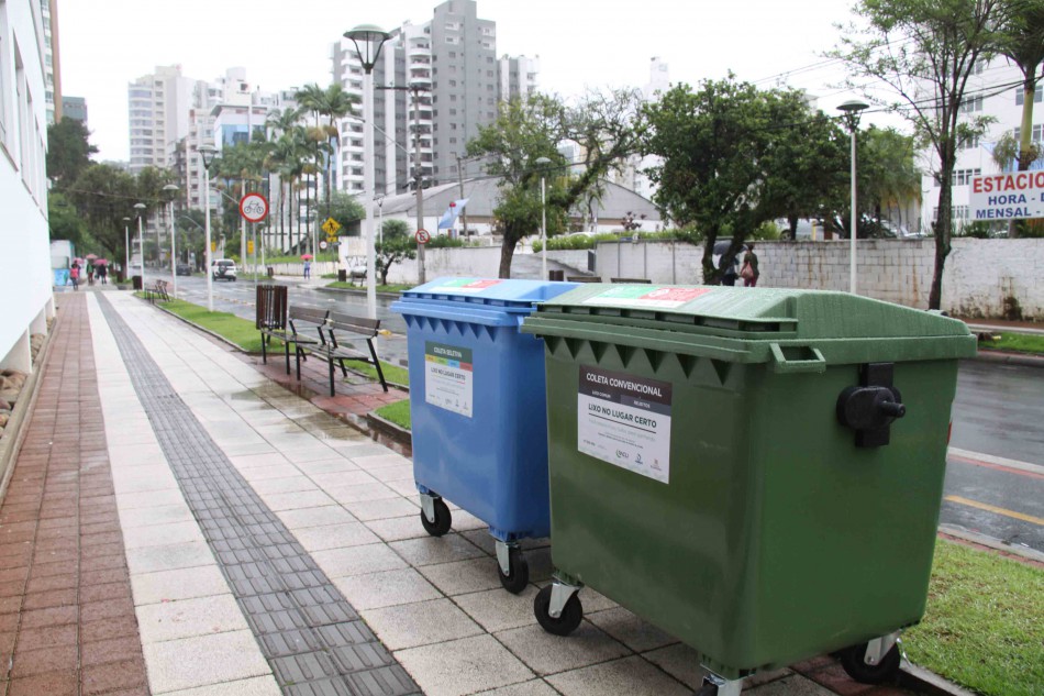 Corredores de serviço passam a receber contêineres para coleta de lixo