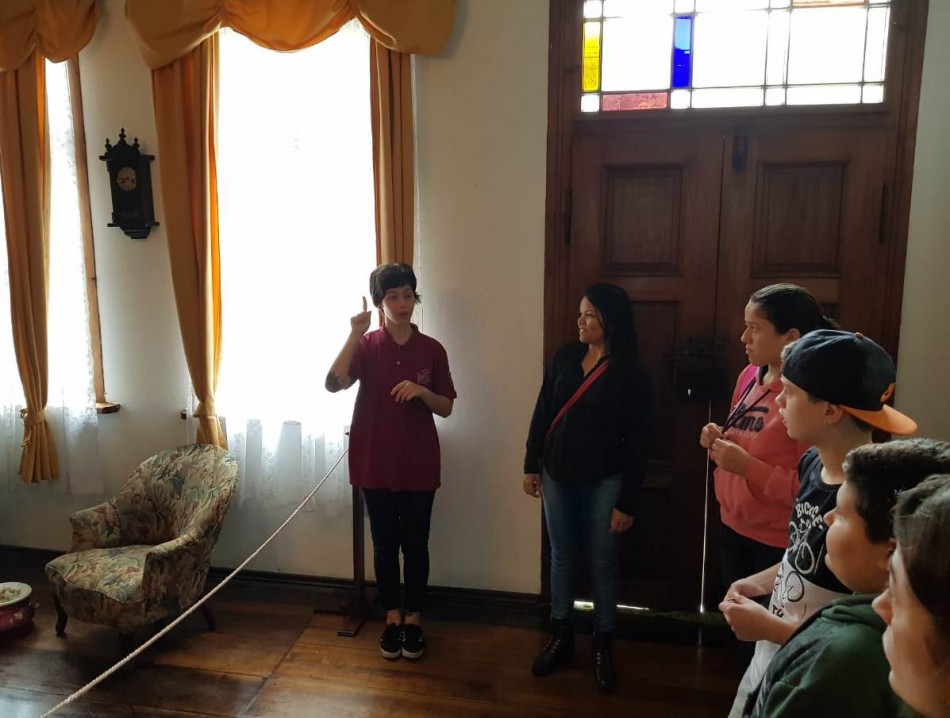 Pessoas com deficiência auditiva visitam o Museu da Família Colonial