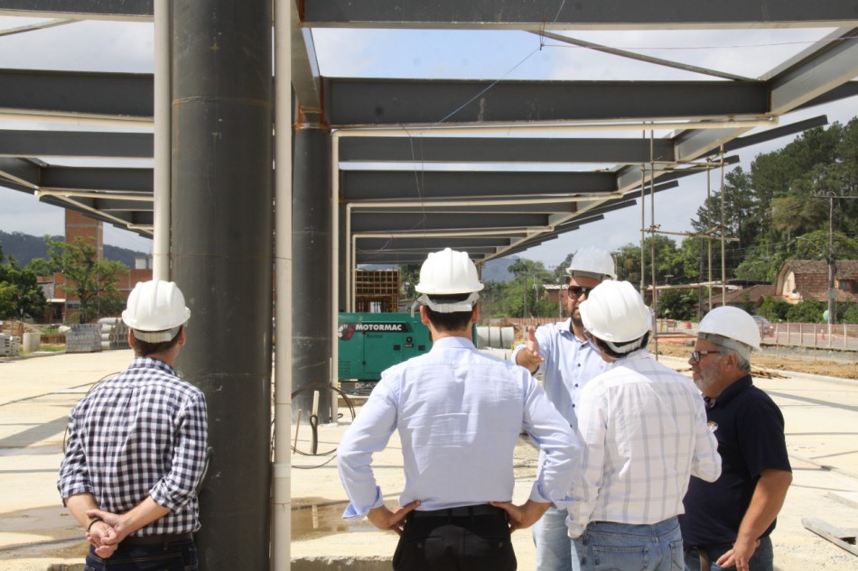 Prefeito em exercício acompanha andamento de obras