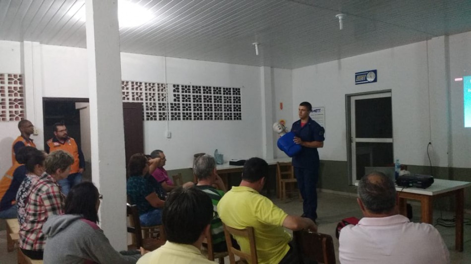 Voluntários da Rua Emílio Tallmann recebem formação da Defesa Civil