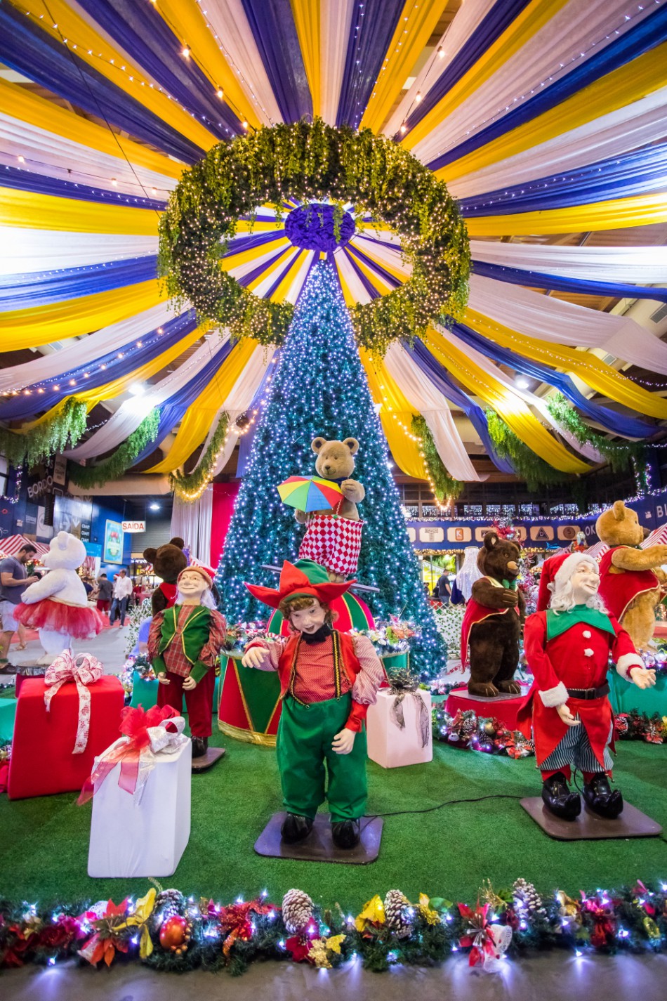 Árvore Solidária do Magia de Natal coleta leite para crianças 