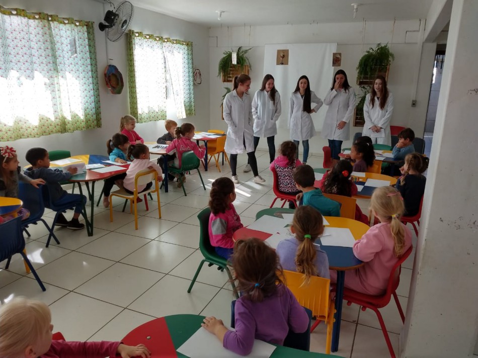 Cepread faz teatro sobre a guarda responsável de cães e gatos em escolas