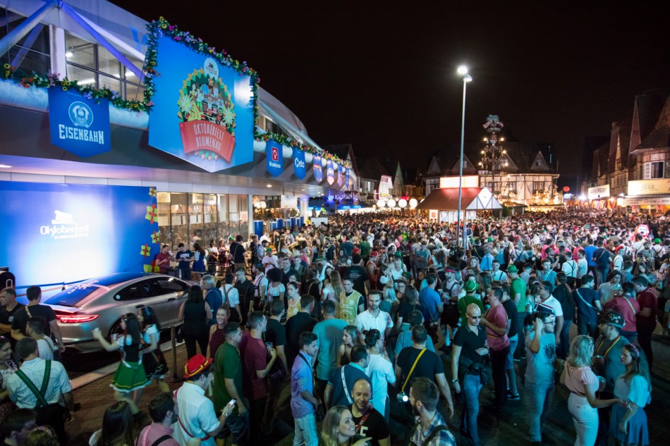 35ª Oktoberfest Blumenau tem aumento de público e consumo