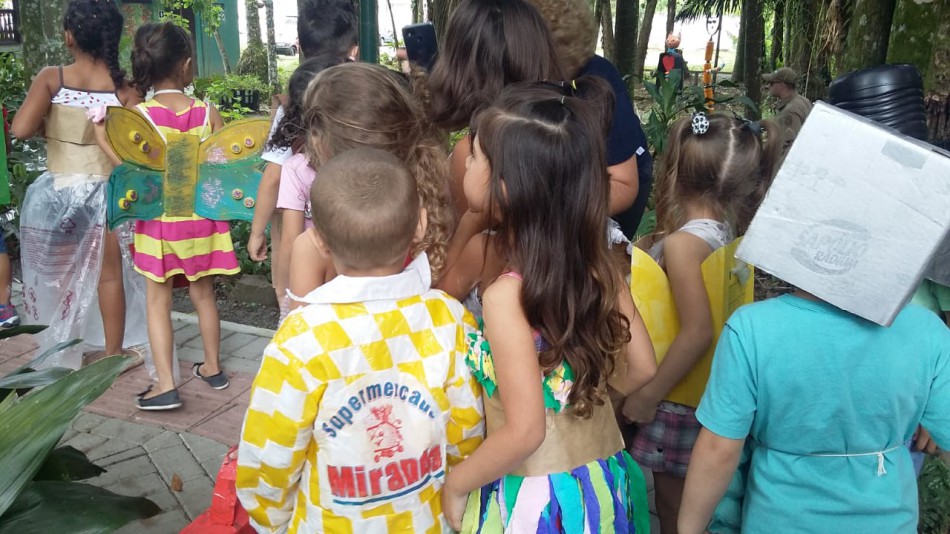 Alunos do CEI Marita Deeke Sasse mostram senso ambiental em desfile