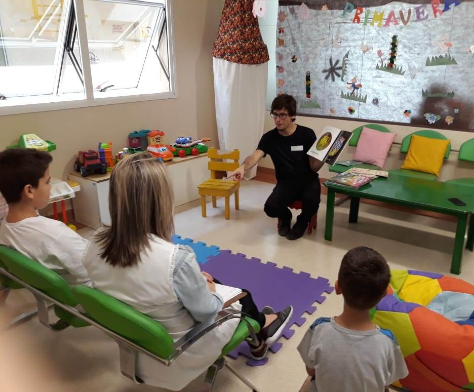 Contação de histórias anima pacientes do Santo Antônio