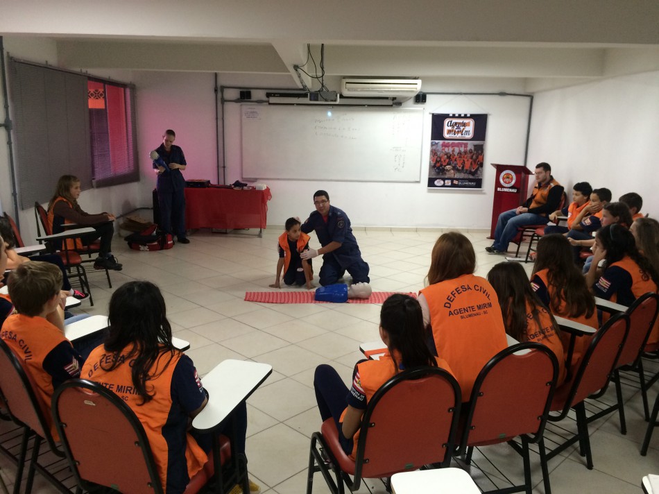 Agentes Mirins de Defesa Civil recebem aulas de primeiros socorros