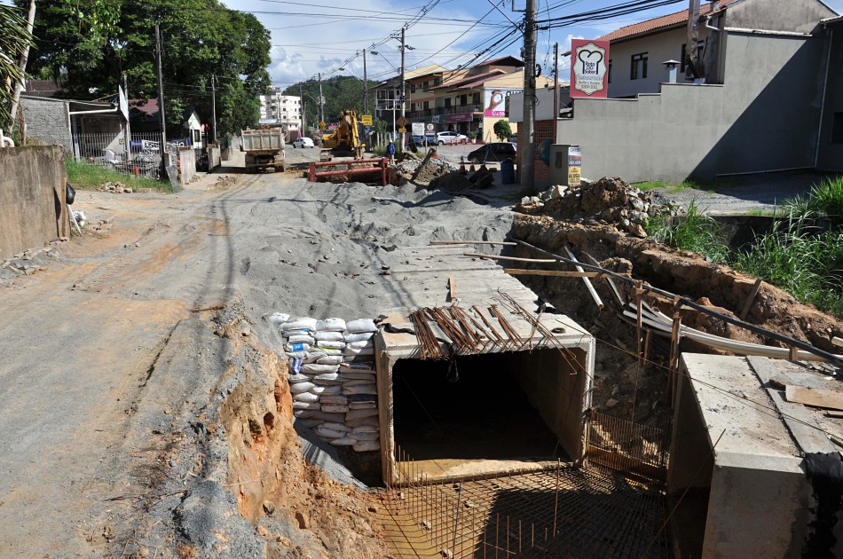 Avançam as escavações para implantação de galeria na Rua General Osório