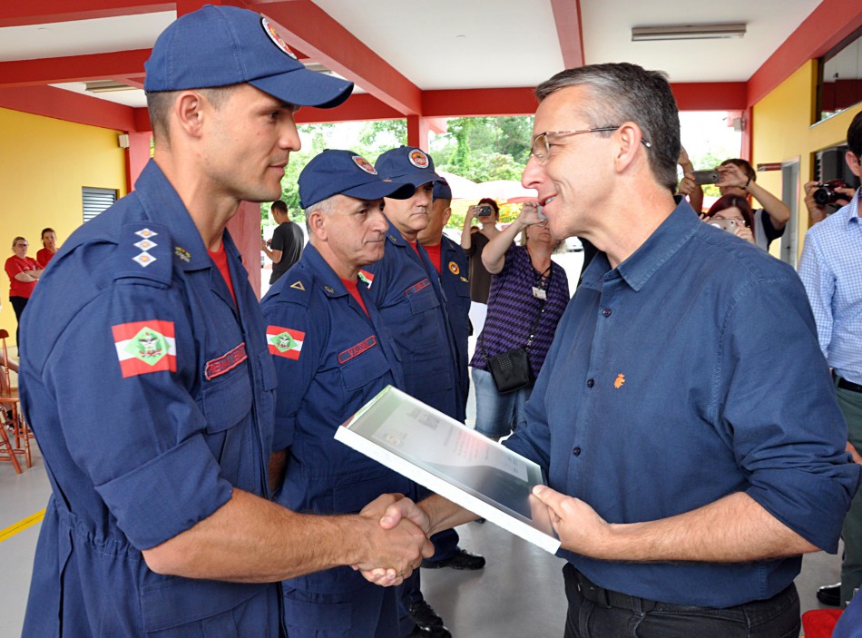 Novos veículos e homenagens marcam a quinta-feira no 3º Batalhão de Bombeiros Militar