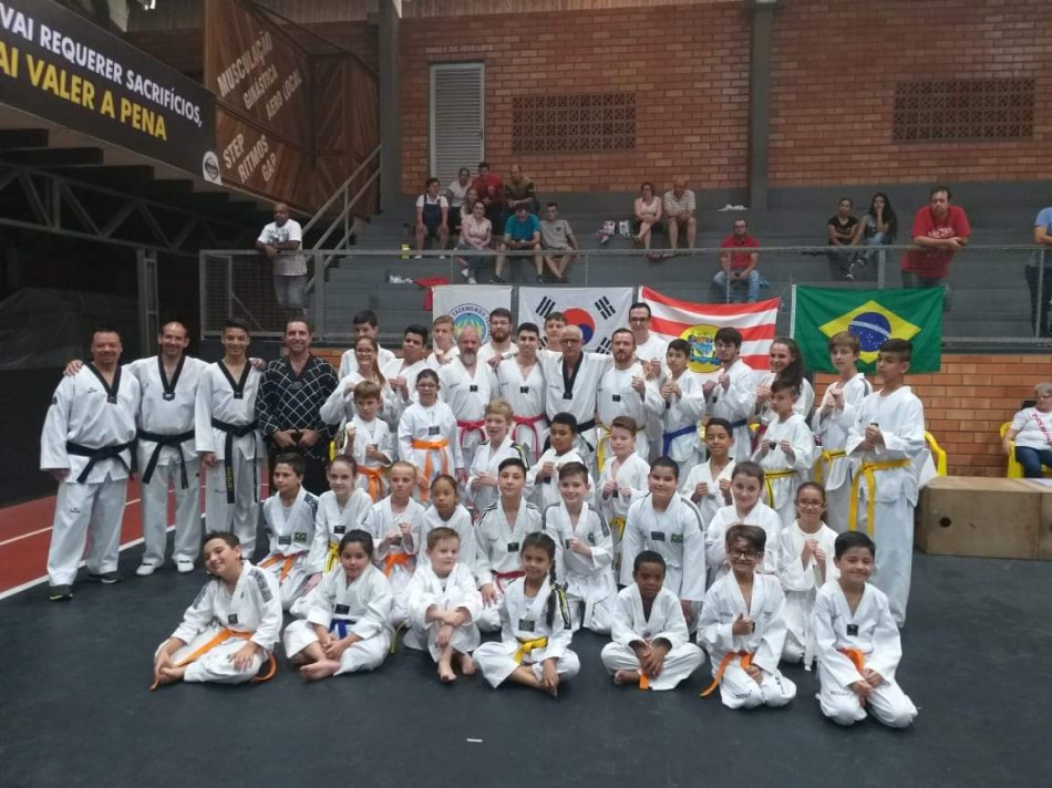 Taekwondo encerra atividades do ano com graduação de 40 alunos