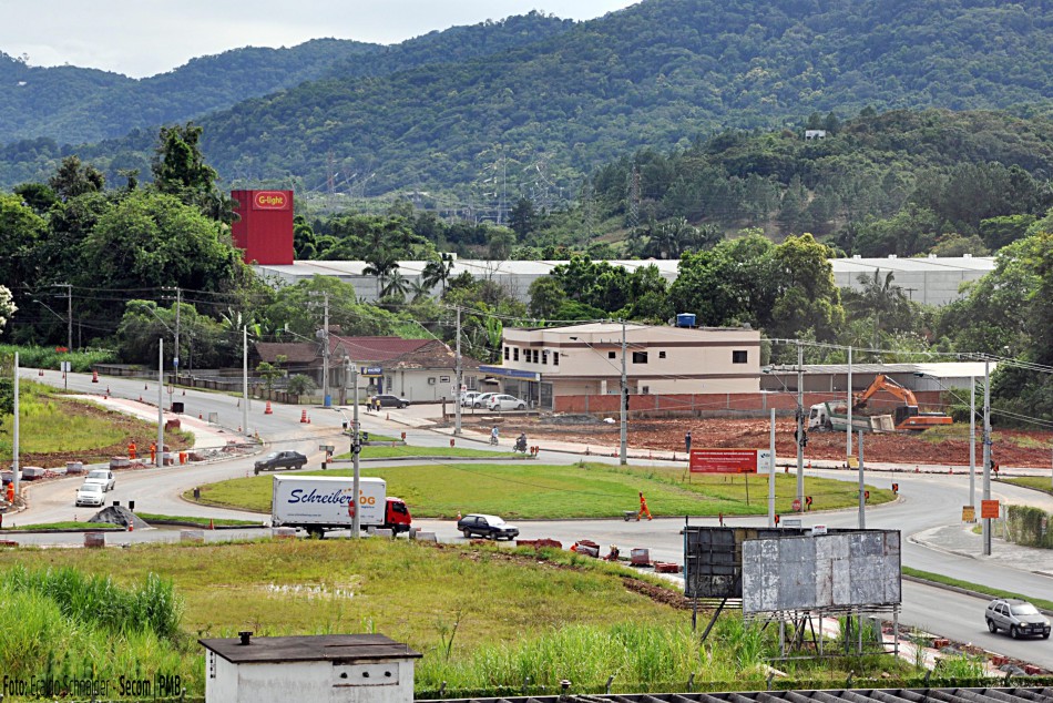 Nova rotatória da Rua Dr. Pedro Zimmermann recebe acabamentos finais