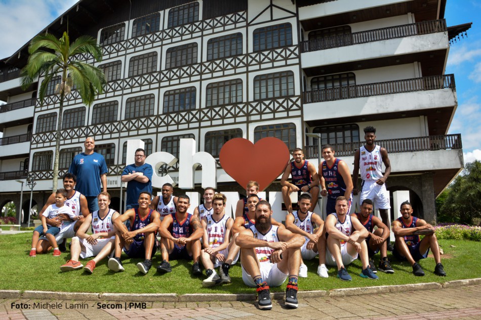 Time masculino de basquete é apresentado para a comunidade