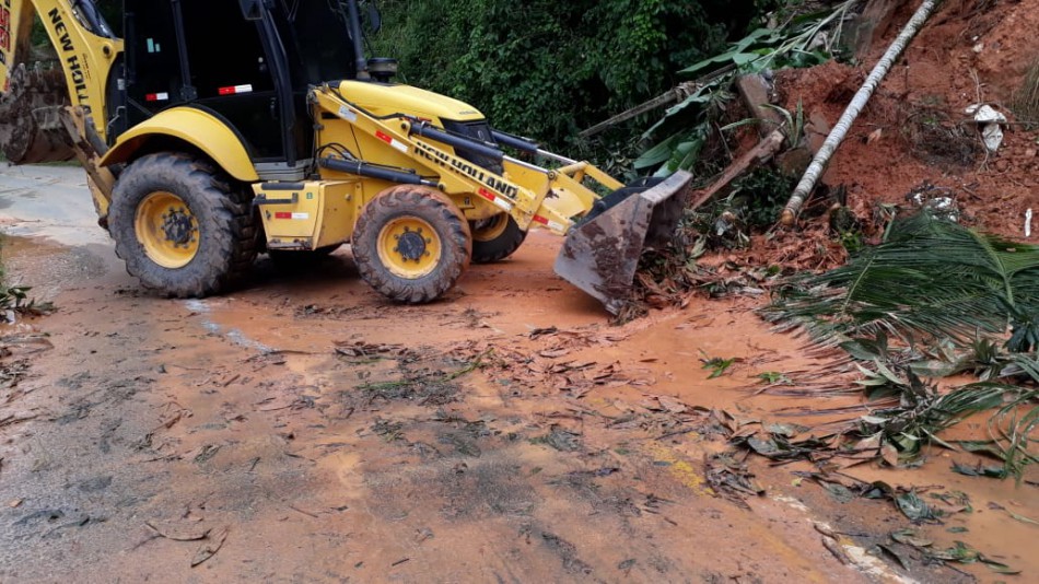 Prefeitura desobstrui cinco vias atingidas pelas chuvas do fim de semana
