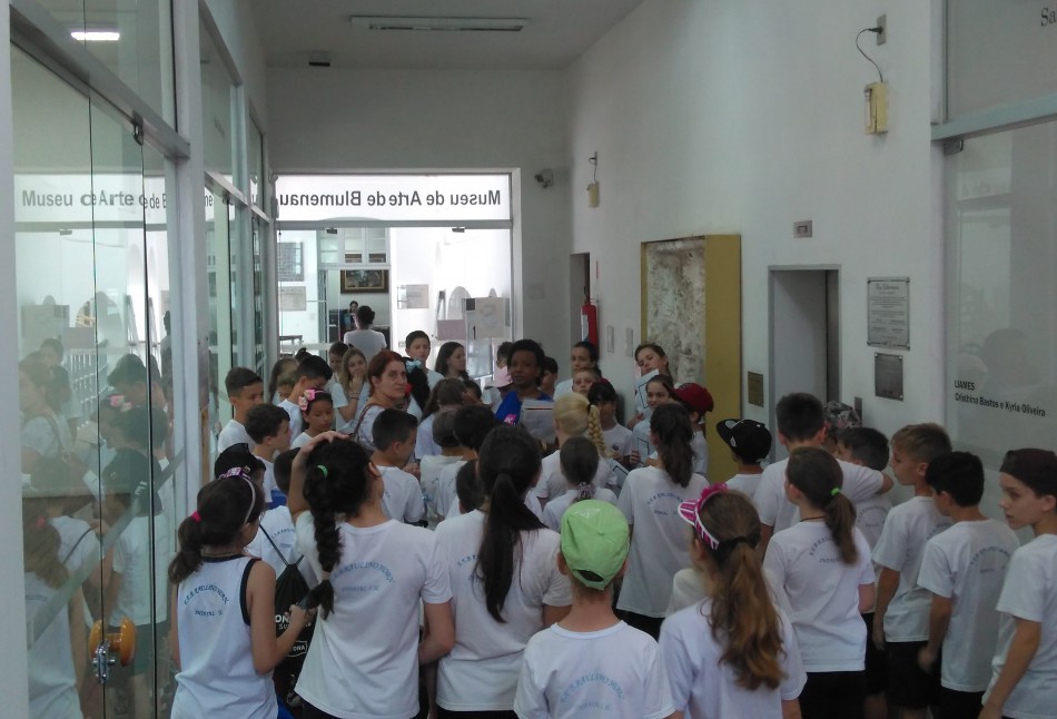 Alunos de Indaial visitam o Museu de Arte
