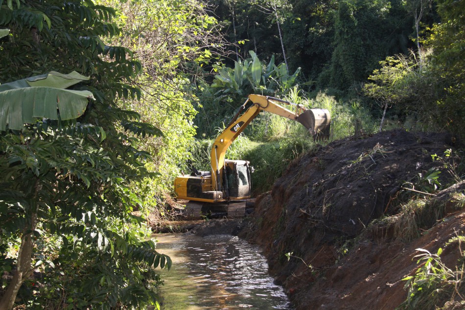 Trabalhos de desassoreamento do Ribeirão Salto do Norte avançam