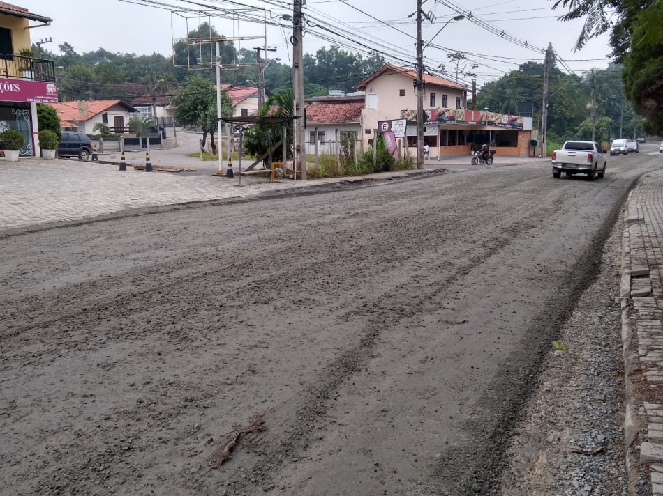 Serviço de patrolamento recompõe base da pista na Rua General Osório