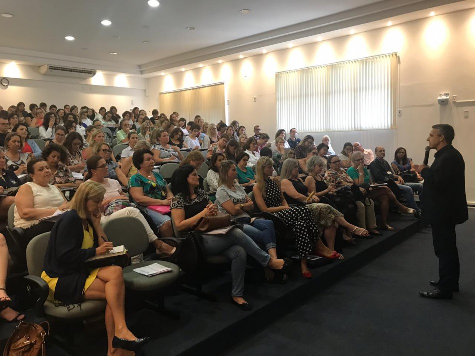 Prefeito Mário Hildebrandt participa de reunião com Diretores da Educação