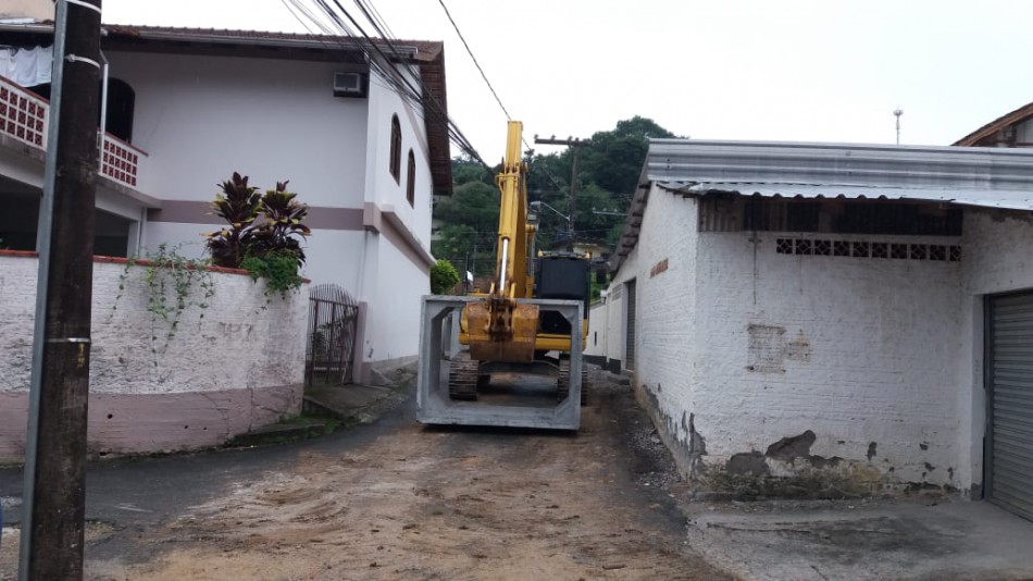 Via no bairro Progresso recebe nova galeria pluvial