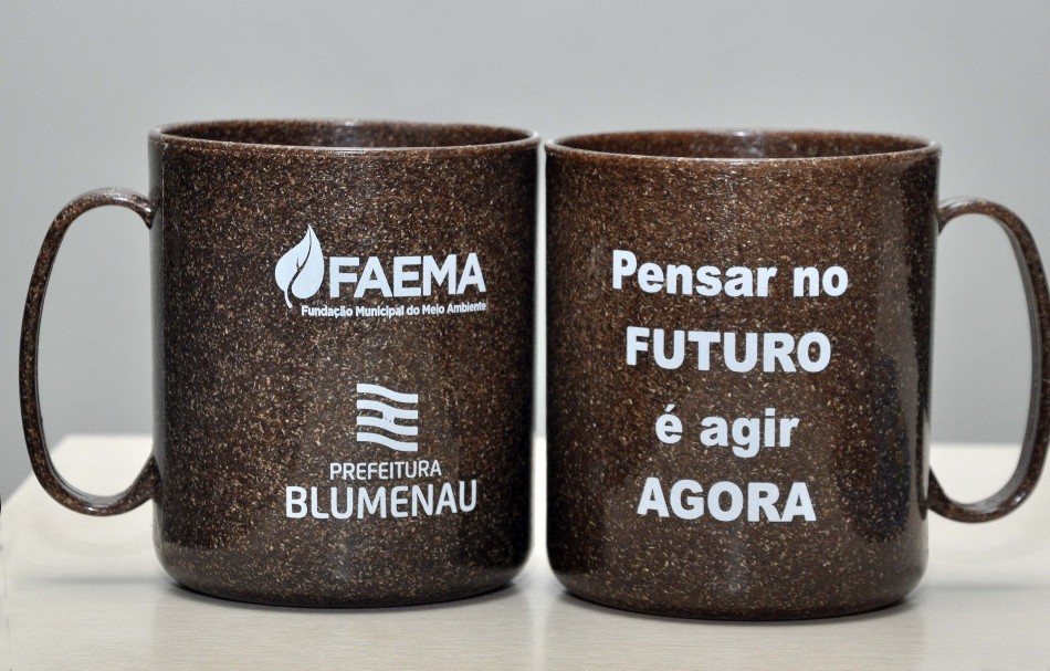 Faema distribui canecas sustentáveis para servidores da Prefeitura