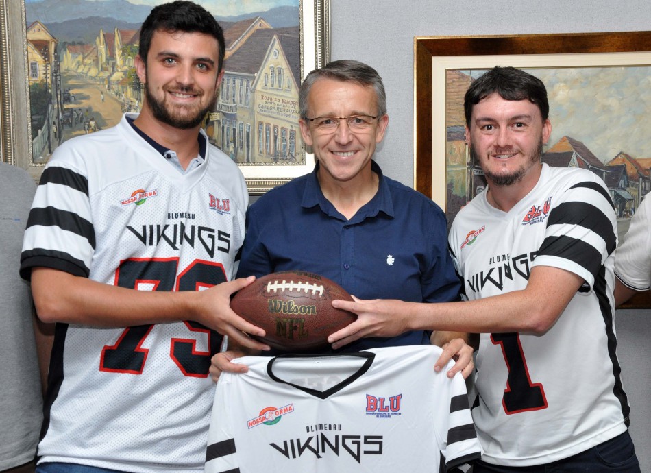 Prefeito recebe time de futebol americano Blumenau Vikings 