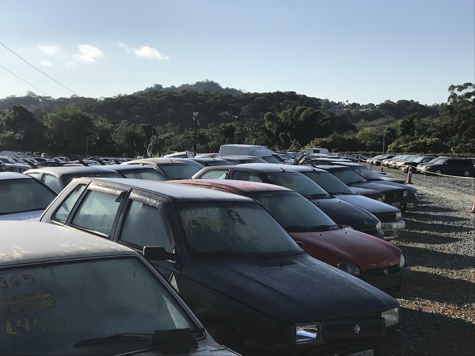 Visitação dos veículos e sucatas que vão a leilão ocorre nesta quinta e sexta