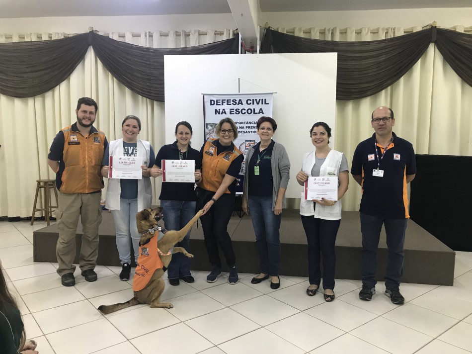 Defesa Civil entrega certificados para alunos do Colégio Shalom