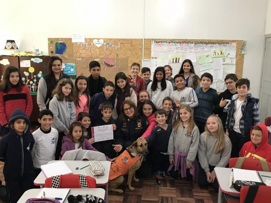 Defesa Civil antecipa entrega de certificados para alunos da EEB Max Tavares