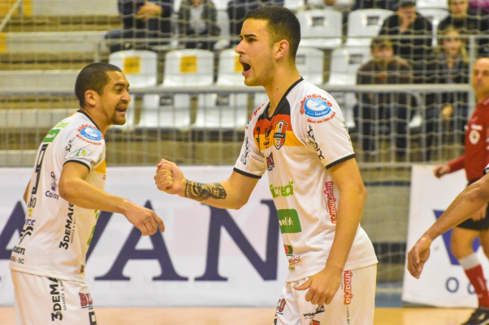 Blumenau Futsal sobe na tabela com vitória diante do Jaraguá 