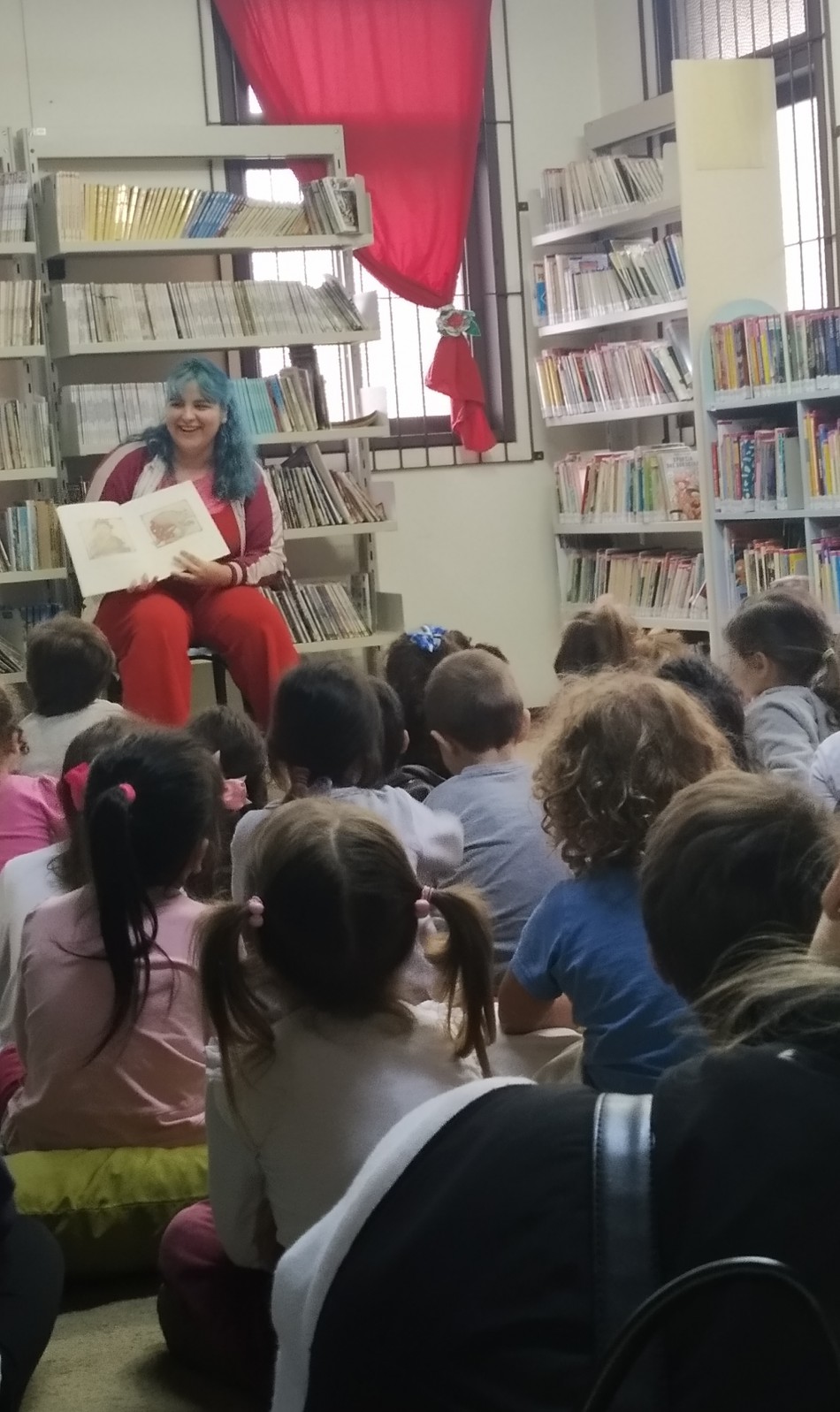 Crianças participam da "Hora da Leitura" na última semana