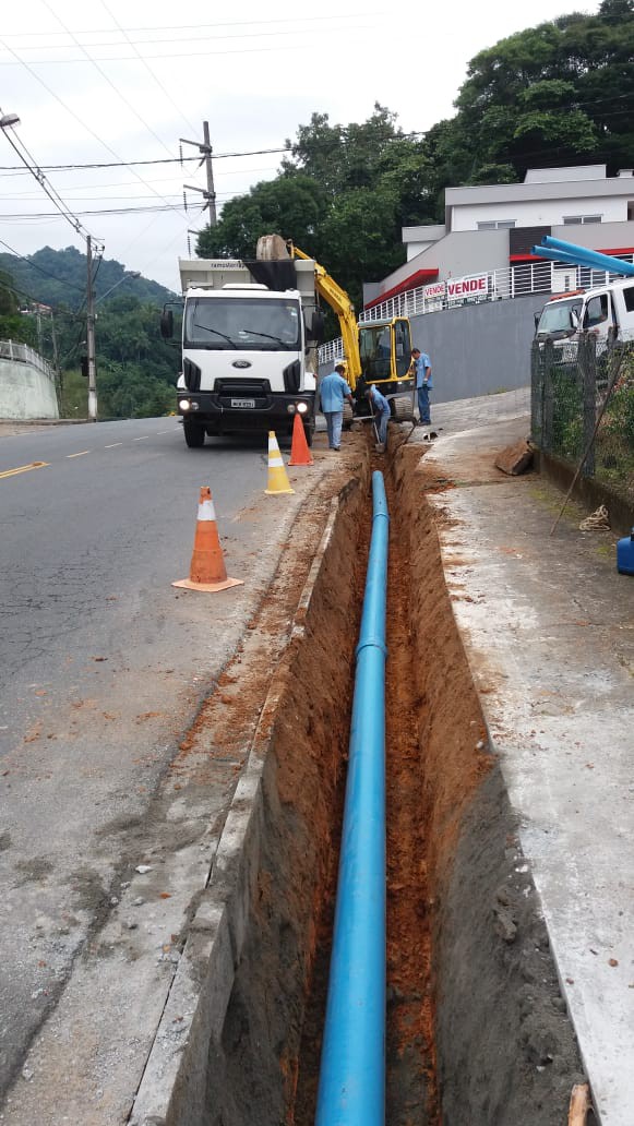 Obras de interligação de rede são retomadas na Rua Governador Jorge Lacerda