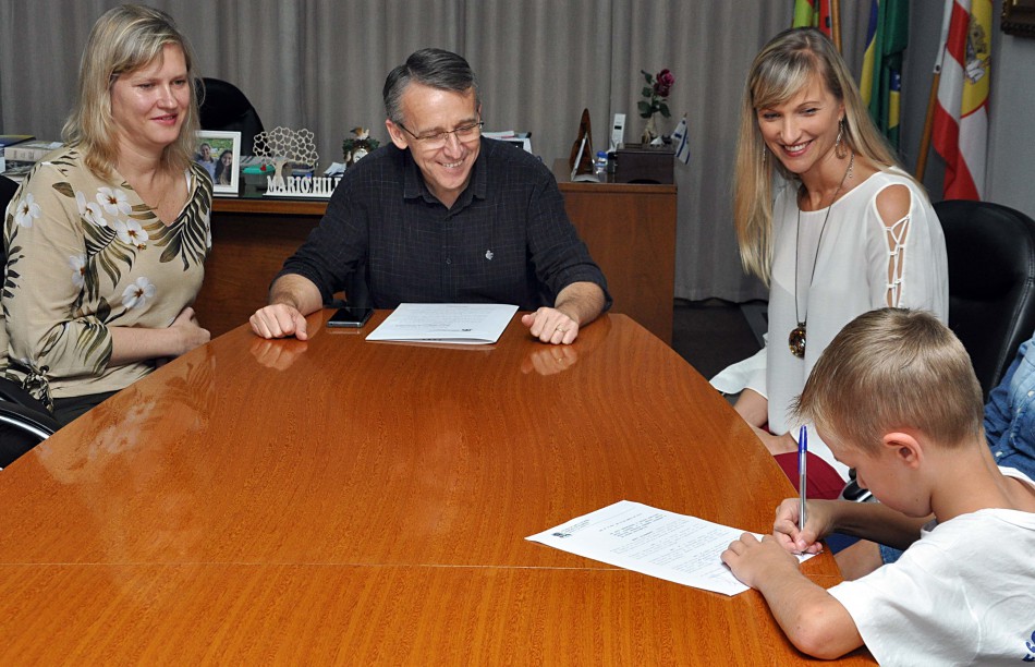 Prefeito sanciona lei que denomina escolas bilíngues