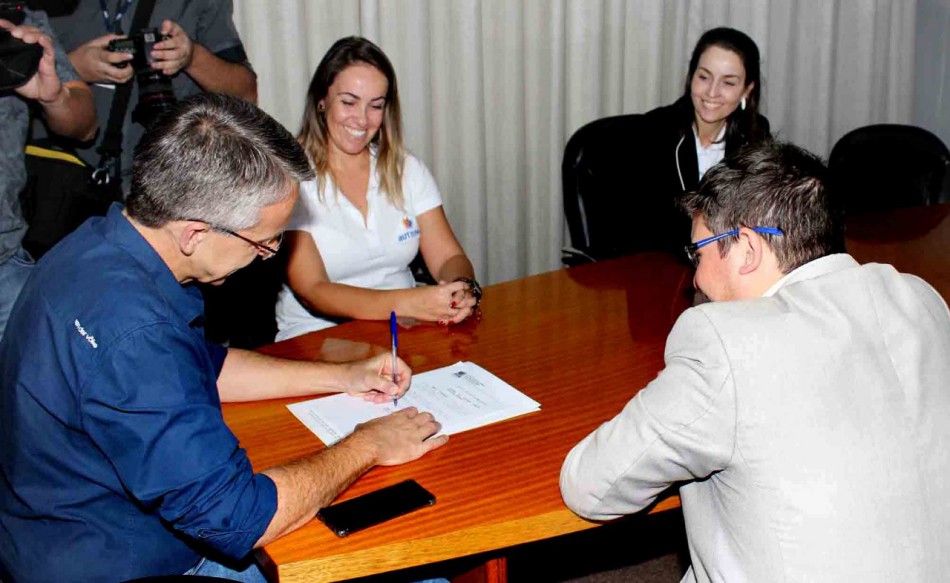 Prefeito sanciona proposta que veda nomeação de condenados pela Lei Maria da Penha